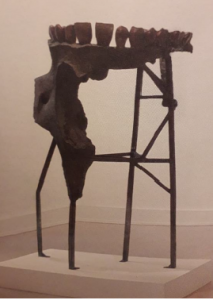 Kiki Smith, Teeth Fountain, 125 x 81 x 70 cm, 1995, bronze, pompe à eau, Centre de la gravure et de l’image imprimée, La Louvière. Cliché L. Segard, 2019.